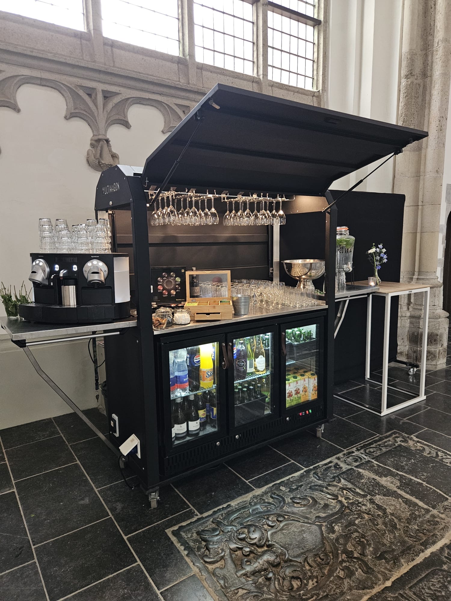 Mobiele bar en koeling van Buitenpoort op locatie